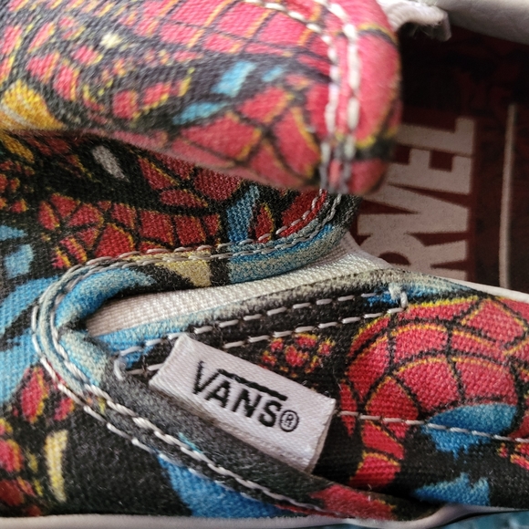 Vans x Marvel Spider-Man Slip ons - Picture 4 of 10